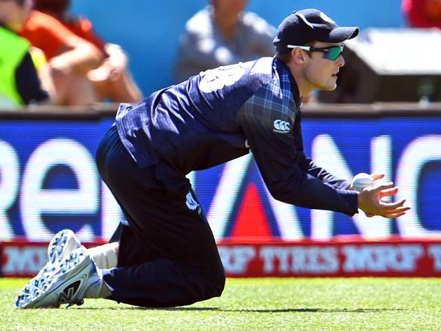 Scotland fielder Hamish Gardiner drops a catch from New Zealand batsman Brendon McCullum. (AFP Photo)