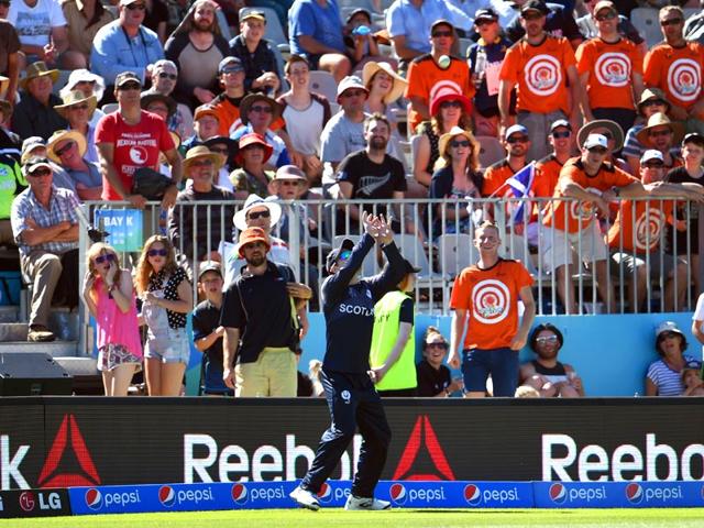 Scotland's Hamish Gardiner prepares to take a catch to dismiss New Zealand batsman Luke Ronchi. (AFP Photo)