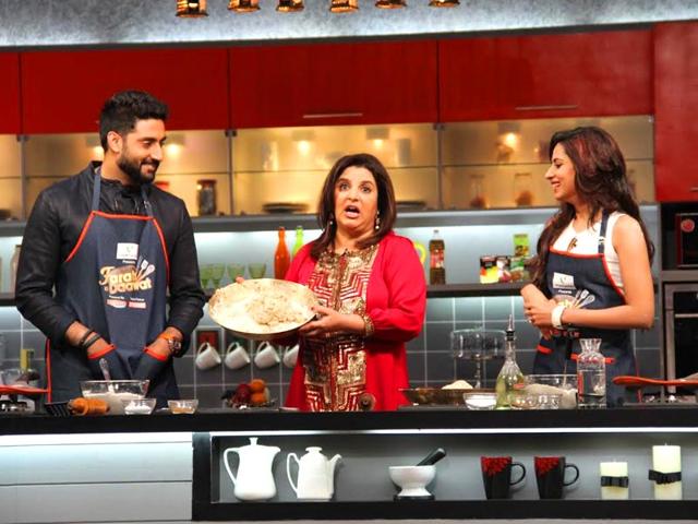 Farah Khan does not seem too impressed with Abhishek Bachchan cooking half-way through the journey!