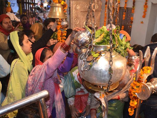 Devotees pour milk over a Shiva Lingam at the Shivala Bhag Bhaiyan Temple on the occasion of the Maha Shivratri in Amritsar. Sameer Sehgal/HT