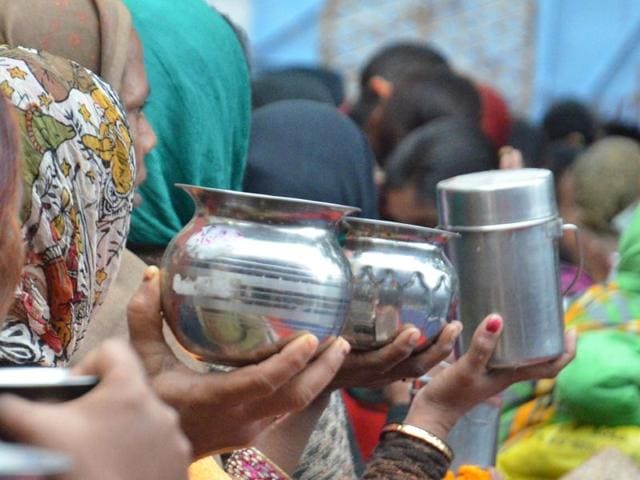Devotees at Shivala Bhag Bhayian Temple on the occasion of Maha Shivratri on Tuesday. Sameer Sehgal/HT