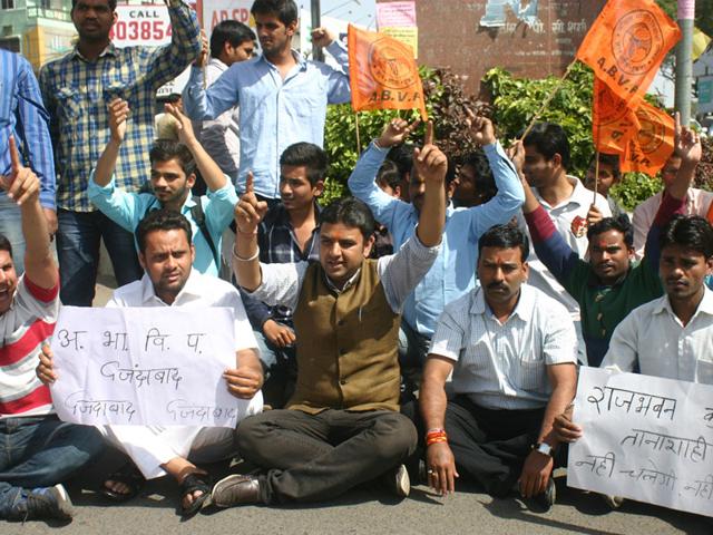ABVP members stage a protest against MP governor after his son's name surfaced in the PEB scam, in Bhopal on Tuesday. (Bidesh Manna/HT photo)