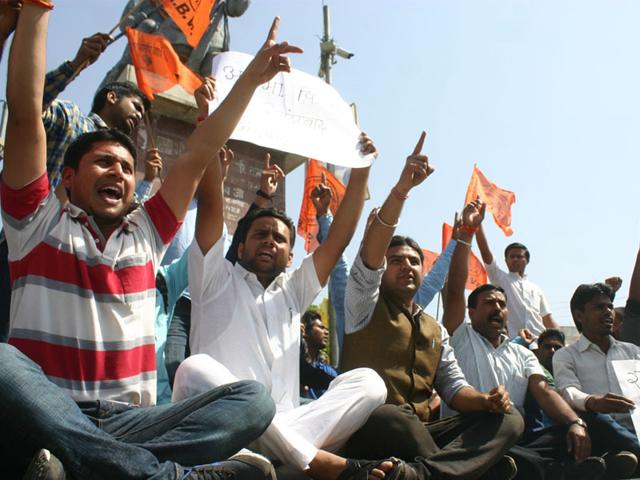 ABVP members stage a protest against MP governor after his son's name surfaced in the PEB scam, in Bhopal on Tuesday. (Bidesh Manna/HT photo)