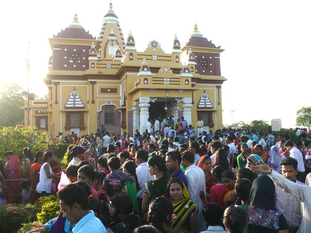 Devotees flocked to Birla Temple in Bhopal on Tuesday to offer prayers on the occasion of Mahashivratri. (Bidesh Manna/HT photo)