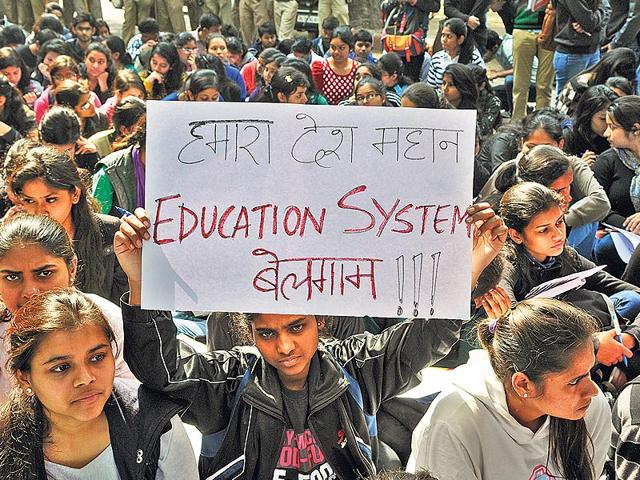 Students-protesting-at-Jantar-Mantar-on-February-12-2015-demanding-ACITE-approval-for-DU-s-BTech-courses Students-protesting-at-Jantar-Mantar-on-February-12-2015-demanding-ACITE-approval-for-DU-s-BTech-courses