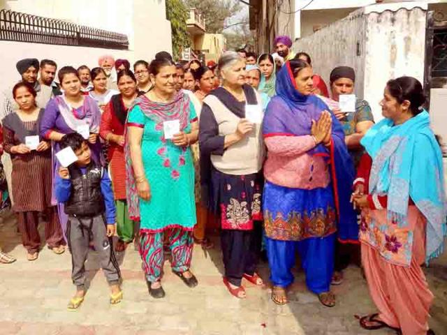 Independent-candidate-from-ward-14-Rajinder-Kaur-campaigning-in-Morinda-HT-photo Independent-candidate-from-ward-14-Rajinder-Kaur-campaigning-in-Morinda-HT-photo