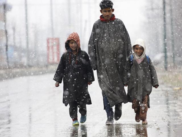 Children walking in the snow.Wasim Andrabi.HT/Photo