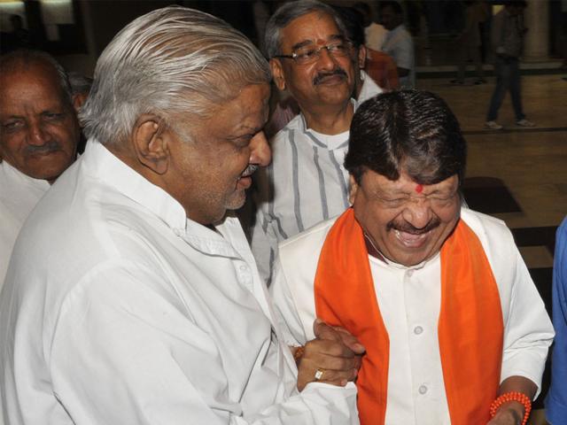 Congress MLA Arif Aqueel shares a light moment with minister Kailash Vijayvargiya in MP Assembly on Thursday. (Praveen Bajpai/HT photo)