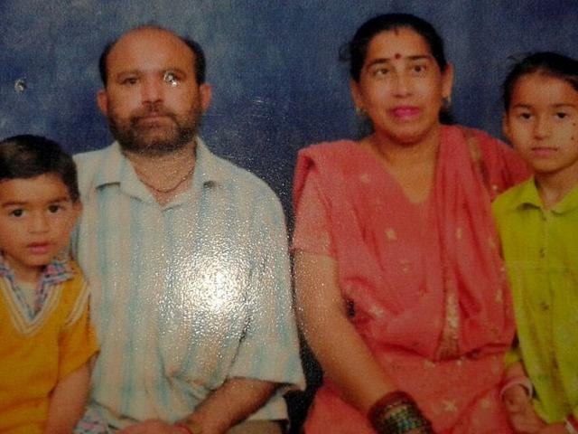 Manohar-Lal-with-his-wife-Rajni-son-Tushar-and-daughter-Shaili-HT-Photo