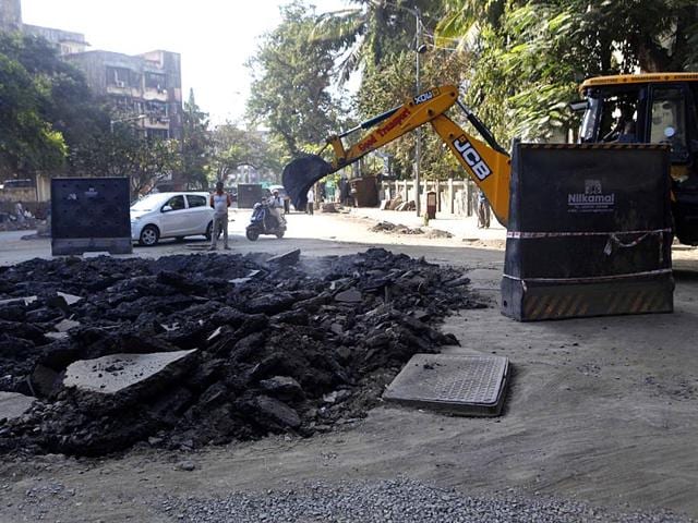 Roads have been dug up on the Eksar road, near Mayfair, Borivali West. (Vidya Subramanian/HT photo)