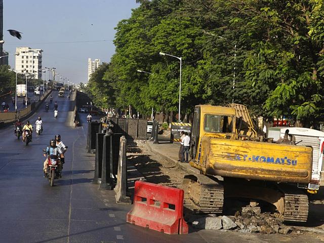 The ongoing repair works on the roads of Dadar have caused huge inconvenience to the citizens. (Kalpak Pathak/HT photo)