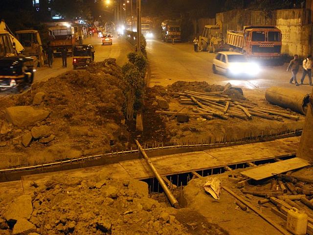 Veera Desai road in Jogeshwari is also dug up for repair works. (Arijit Sen/HT photo)