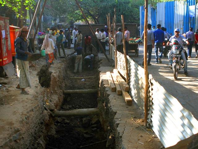 Yari road in Mumbai is also dug up for repair works. (Arijit Sen/HT photo)
