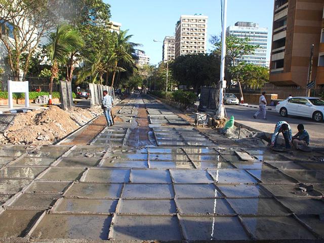 The ongoing repair works on the road near Oberoi Hotel in Nariman Point has caused huge inconvenience to the citizens. (Kunal Patil/HT photo)