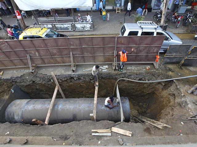Don't forget the roads that have been dug up near Chitra Cinema in Dadar. Again, a cause of major inconvenience for the citizens. (Vijayanand Gupta/HT photo)