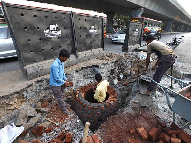 The ongoing repair works near Maheshwari Udyan in Matunga has caused huge inconvenience to the citizens. (Vijayanand Gupta /HT photo)