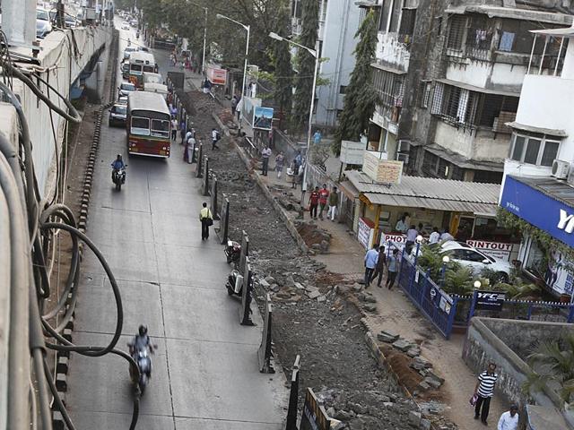 The ongoing repair works near Sion Circle East is also a cause of inconvenience to the citizens. (Vijayanand Gupta /HT photo)