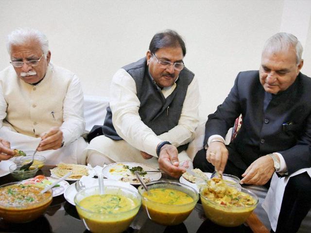 Haryana CM Manohar Lal Khattar (L), INLD leader Abhay Singh Chautala (C) and former CM Bhupinder Singh Hooda at a lunch meet in Chandigarh on Friday. PTI Photo