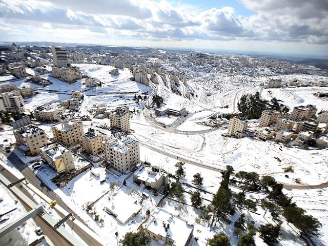 A general view shows the snow-covered West Bank city of Ramallah. Snow blanketed much of Israel, Jordan and Lebanon early Friday, with many residents urged to stay in their homes because of blocked or icy roads. (AFP photo)
