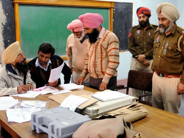 The employees on Election duty at the polling stations. Bharat Bhushan/HT