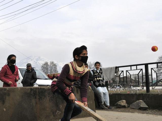 A Kashmiri girl wearing masks to keep away from the threat of swine flu in Srinagar. Waseem Andrabi/HT