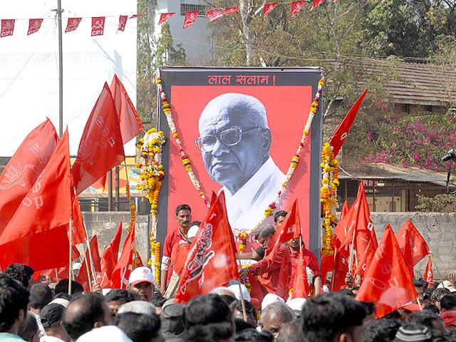 Suppporters-participate-in-the-funeral-of-CPI-leader-Govind-Pansare-who-was-shot-by-an-unidentified-assailants-in-Kolhapur-Nitin-Lawate-HT-photo