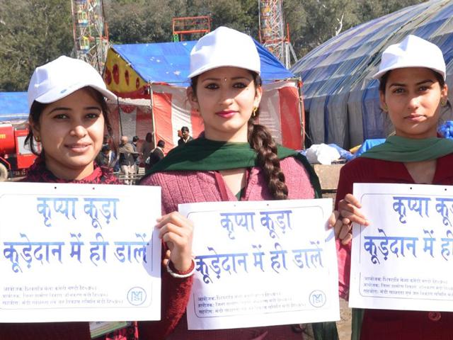 Members of Mandi Saksharta samiti aware people about cleanliness during Shivaratri fair Mandi. Birbal Sharma/HT