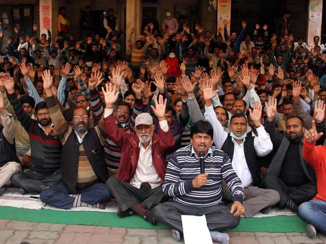 PHE Employees protesting against the goverment in Jammu on Monday. Nitin Kanotra/HT