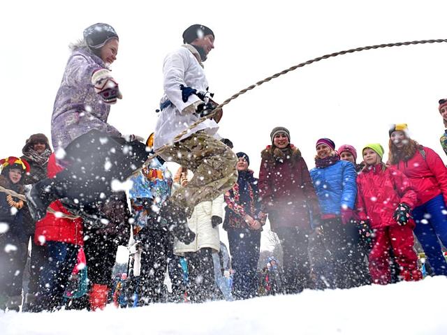People take part in celebration of Maslenitsa (Shrovetide), a farewell ceremony to winter close to village of Khlyupino about 60 km from Moscow. (AFP photo)