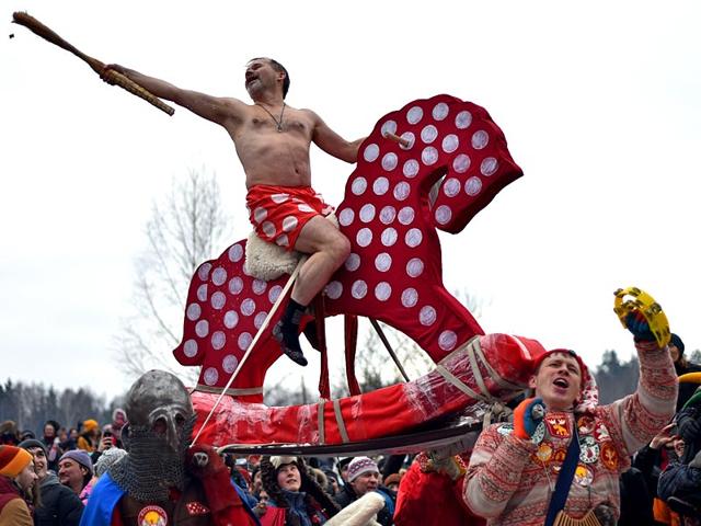 People take part in celebration of Maslenitsa (Shrovetide), a farewell ceremony to winter close to village of Khlyupino about 60 km from Moscow. (AFP photo)