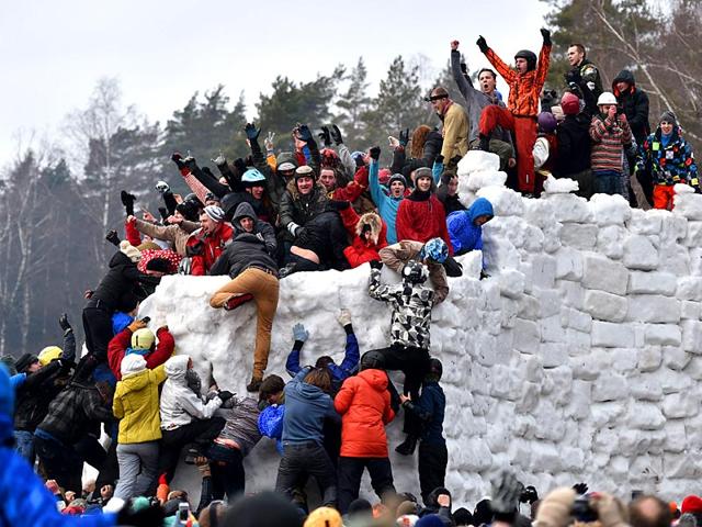 People storm a snow fortress close to village of Khlyupino about 60 km from Moscow, in celebration of Maslenitsa (Shrovetide), a farewell ceremony to winter. (AFP photo)