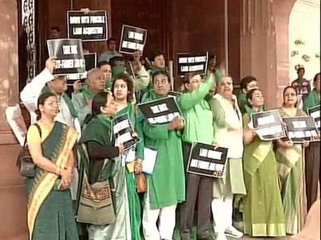 Trinamool-MPs-protest-against-the-land-acquisition-bill-outside-Parliament-ANI-Twitter-photo