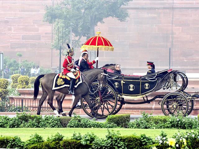 President Pranab Mukherjee's cavalcade is seen en route to Parliament to address both Houses on the first day of the budget session. (HT Photo/Vipin Kumar)