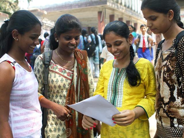 HSC students discuss the question paper after the exam at Saraswati Vidyamandir at Ghatkopar, in Mumbai. (Arijit Sen/HT photo)
