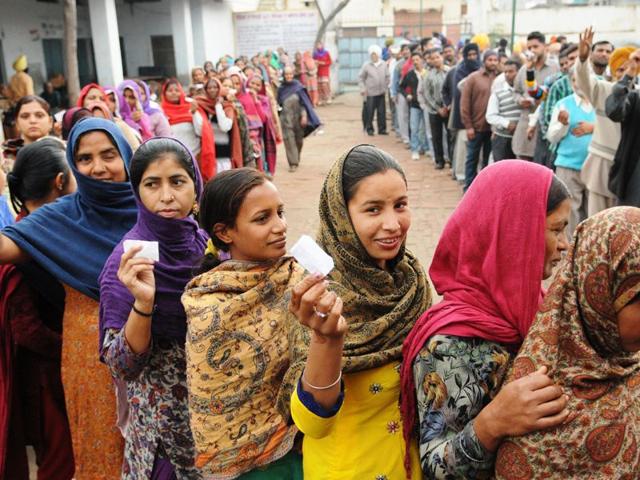 Long queues outside a polling booth in Patiala on Wednesday. Bharat Bhushan/HT