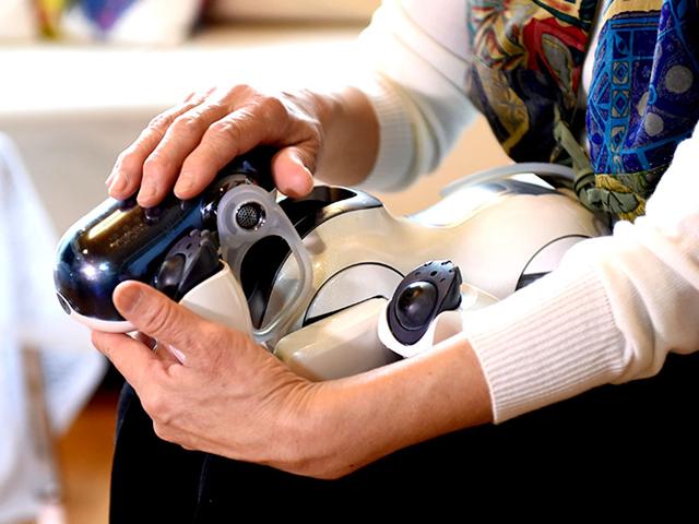 Hideko Mori plays with her robot pet AIBO. (AFP PHOTO)