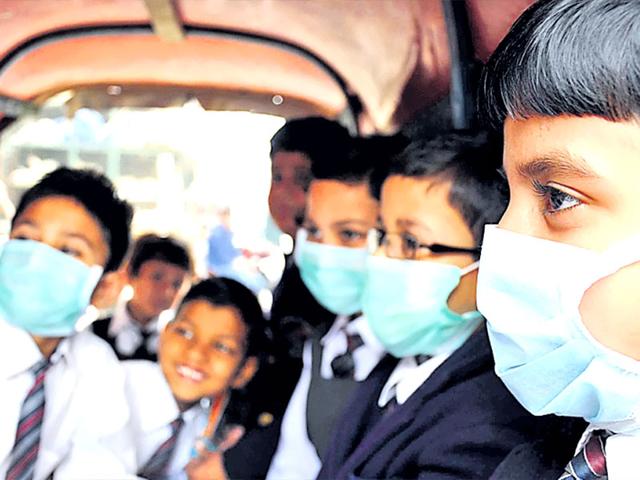Students-protecting-themselves-by-wearing-anti-pollution-mask
