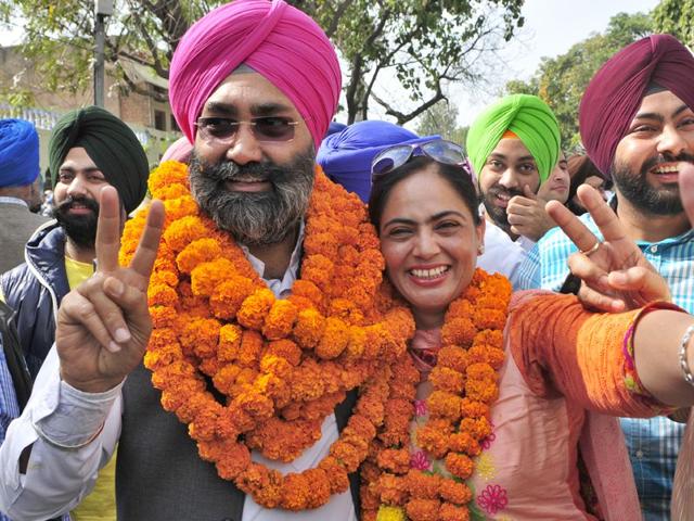 Kuljit Singh Bedi, Congress candidate along with party supporters celebrating outside the polling booth phase 6 Mohali after MC election results. Gurpreet Singh/HT