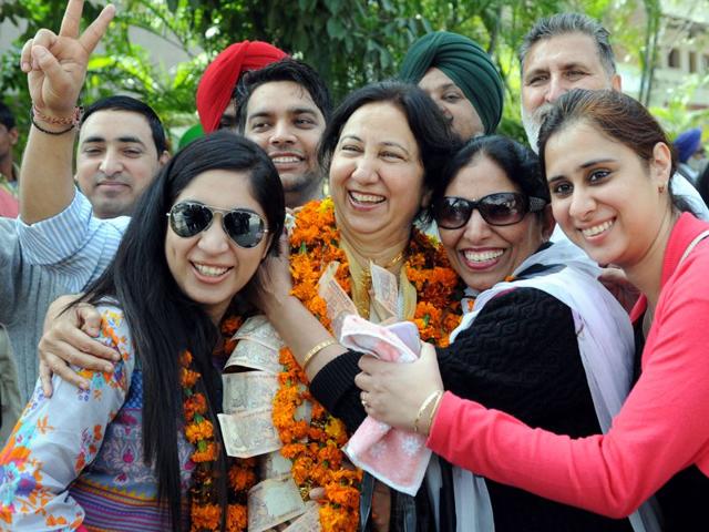 Independent-candidate-from-ward-number-29-Amteshwar-Kaur-centre-celebrating-her-victory-with-supporters-in-Phase-6-SAS-Nagar-She-won-by-three-votes-Gurminder-Singh-HT