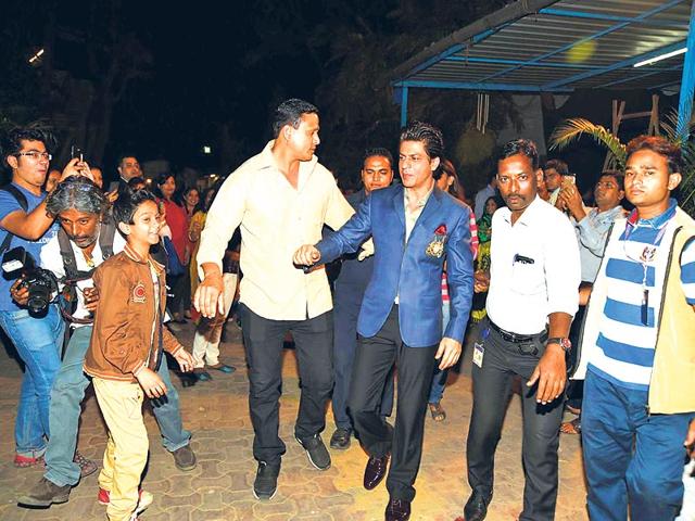 Shah Rukh Khan was mobbed by fans outside a movie studio in Mumbai. (Photo: Viral Bhayani)