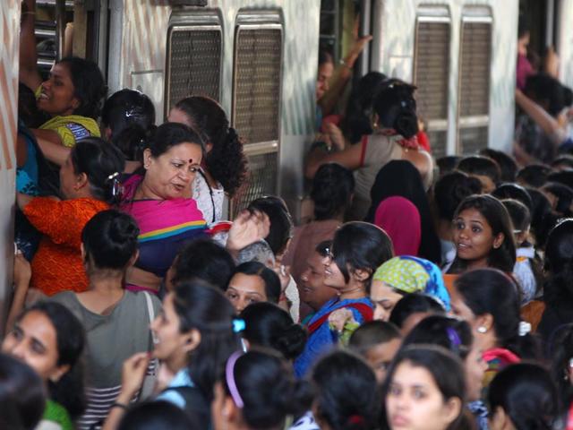 Women-in-local-trains-at-Andheri-in-Mumbai-HT-Photo-Pratham-Gokhale