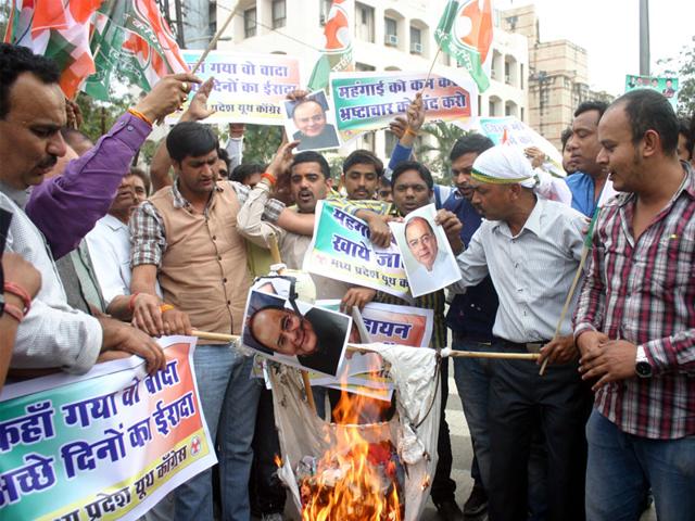 Youth Congress members protest against the Union budget and burn the poster of finance minister Arun Jaitley in Bhopal. (Bidesh Manna/HT photo)