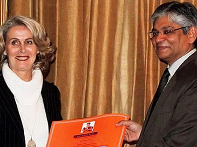 Ambassador-Arun-K-Singh-gives-a-prize-to-the-winner-of-India-tour-to-Rajasthan-at-a-function-to-showcase-Indian-documentaries-prepared-by-France-Televisions-Photo-Embassy-of-India-Paris