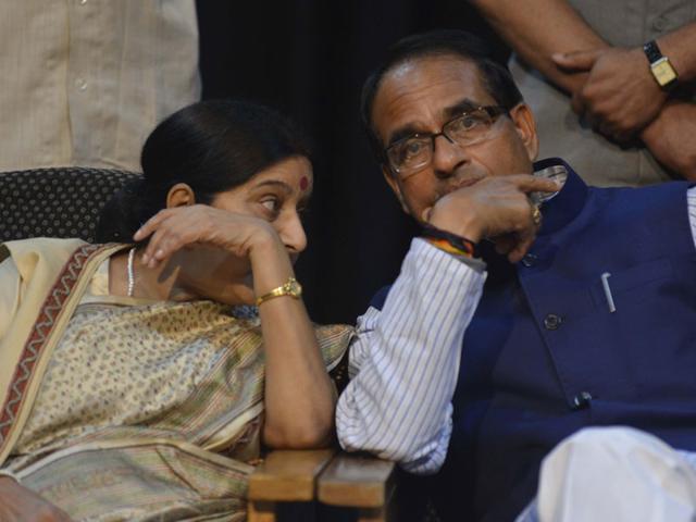 Minister of external affairs Sushma Swaraj and MP chief minister Shivraj Singh Chouhan attend the International Ramayana Mela in Bhopal. (Mujeeb Faruqui/HT photo)
