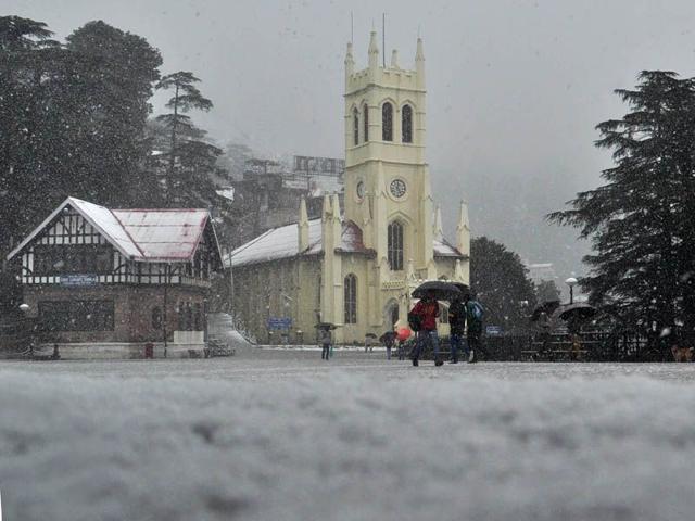 People walking during fresh spell of snowfall in Shimla. The state capital saw a low of 1.8 degrees celsius with 5cm of snow and 43.5 mm of rain. Santosh Rawat/HT