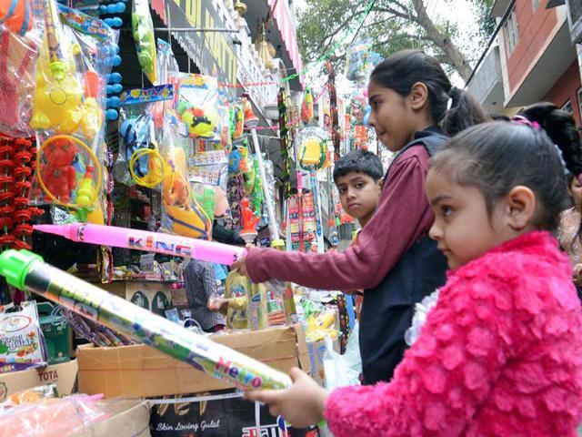 Children buying water guns to celebrate Holi festival in Amritsar. Sameer Sehgal/HT