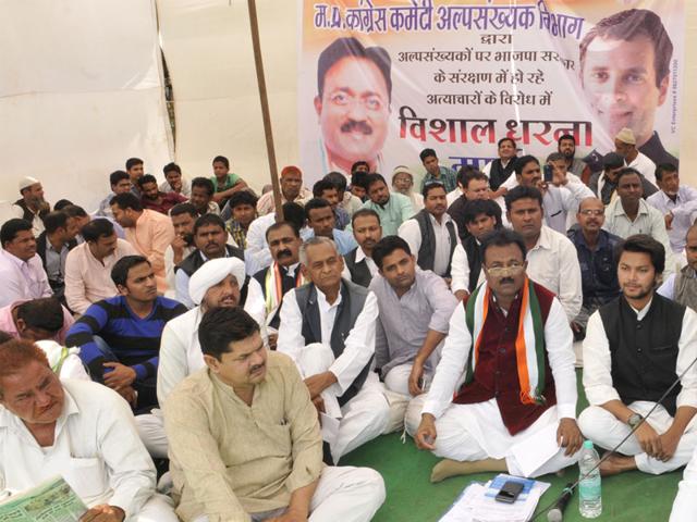 Madhya Pradesh Congress leaders stage a daylong dharna in Bhopal to protest against attacks on minorities. (Praveen Bajpai/HT photo)