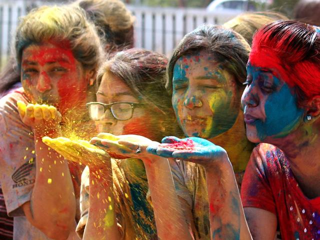 Students of Devi Ahilya Vishwavidyalaya celebrate Holi with their friends in Indore on Wednesday. (Shankar Mourya/HT photo)