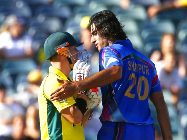 Afghanistan-s-bowler-Shapoor-Zadran-speaks-with-Australian-batsman-David-Warner-during-their-Cricket-World-Cup-match-in-Perth-March-4-2015-REUTERS