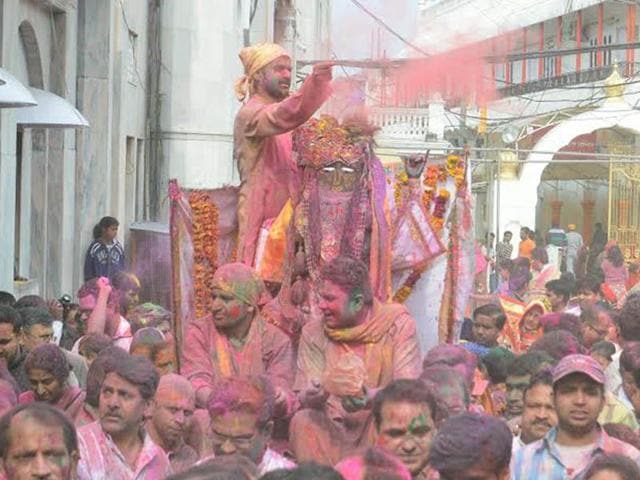 Devotees apply colour and participate in a religious procession as they celebrate Holi at the Durgiayana temple in Amritsar. Sameer Sehgal/HT